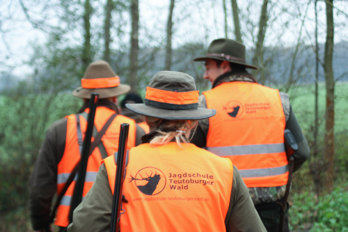 Eine Gruppe Jäger der Jagdschule Teutoburger Wald in Niedersachsen