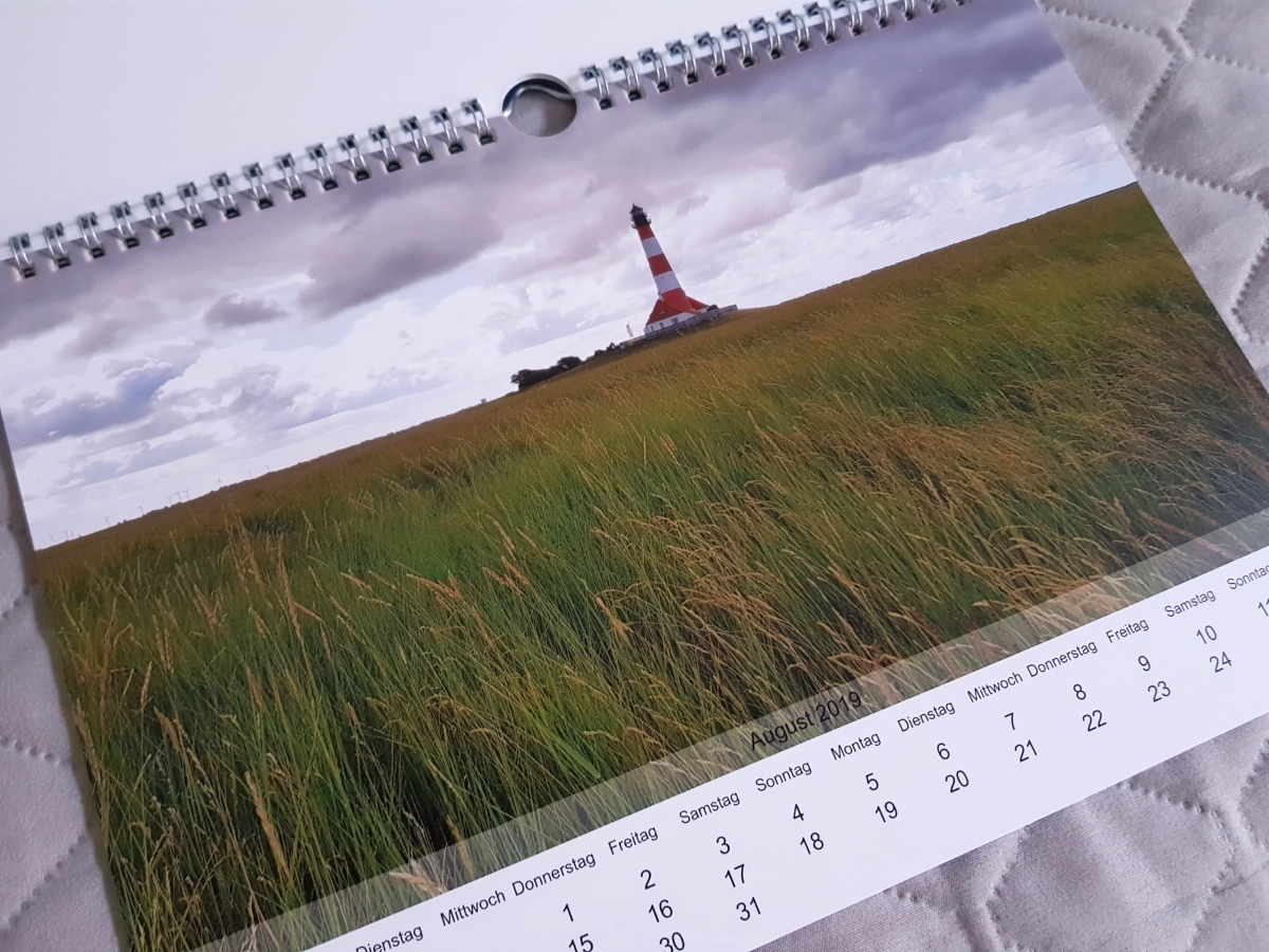 Aufsicht auf eine Beispielseite im Fotokalender von meinfoto.de - sehr schön ist die farbtreue Wiedergabe der Fotos.